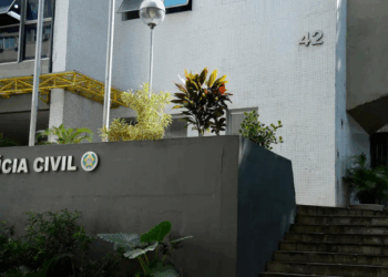 Polícia Civil realiza operação no Rio de Janeiro e Paraná, desmantelando rede criminosa de fabricação e comércio ilegal de armas. Prisões, apreensões de fuzis e munições, e uso de tecnologia marcaram a ação.