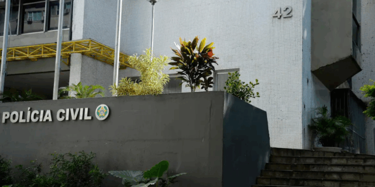 Polícia Civil realiza operação no Rio de Janeiro e Paraná, desmantelando rede criminosa de fabricação e comércio ilegal de armas. Prisões, apreensões de fuzis e munições, e uso de tecnologia marcaram a ação.