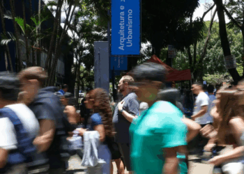 O primeiro dia do Enem 2025 reuniu mais de 4,8 milhões de candidatos, com tema de redação sobre envelhecimento na sociedade brasileira. Veja números, avaliação de especialistas e próximos passos.