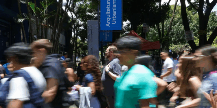 O primeiro dia do Enem 2025 reuniu mais de 4,8 milhões de candidatos, com tema de redação sobre envelhecimento na sociedade brasileira. Veja números, avaliação de especialistas e próximos passos.