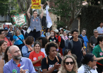 Pais, alunos e educadores protestam em São Paulo contra intervenção policial em escola municipal após desenho de Iansã; entidades reforçam direito ao ensino de cultura afro-brasileira e indígena.