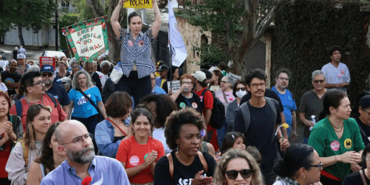 Pais, alunos e educadores protestam em São Paulo contra intervenção policial em escola municipal após desenho de Iansã; entidades reforçam direito ao ensino de cultura afro-brasileira e indígena.
