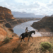 Red Dead Redemption e Undead Nightmare serão lançados em 2 de dezembro para Nintendo Switch 2, PS5, Xbox Series X/S, Android, iOS e Netflix, com gráficos atualizados, transferências de progresso e controles otimizados.