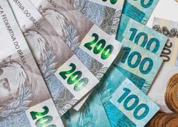 Sondagem do Mercado de Trabalho da FGV aponta que 70,1% dos trabalhadores brasileiros conseguem arcar com gastos essenciais, como moradia, alimentação e saúde, embora dívidas ainda impactem o orçamento familiar.