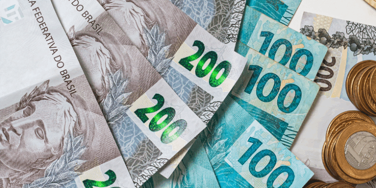 Sondagem do Mercado de Trabalho da FGV aponta que 70,1% dos trabalhadores brasileiros conseguem arcar com gastos essenciais, como moradia, alimentação e saúde, embora dívidas ainda impactem o orçamento familiar.