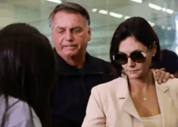Ex-primeira-dama Michelle Bolsonaro estava em viagem durante prisão do marido