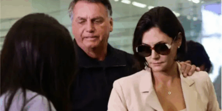 Ex-primeira-dama Michelle Bolsonaro estava em viagem durante prisão do marido