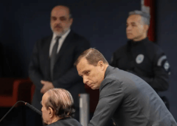 A Polícia Federal sugeriu ao STF que Mauro Cid, delator da trama golpista, seja incluído no programa federal de proteção a testemunhas, garantindo segurança para ele e sua família.