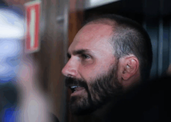 Eduardo Bolsonaro critica decisão do STF que o tornou réu por coação e acusa o ministro Alexandre de Moraes de tentar afastá-lo das eleições futuras. Caso avança para fase de instrução.