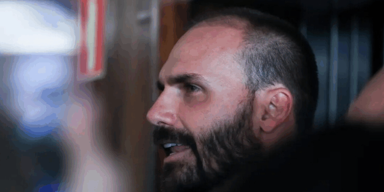 Eduardo Bolsonaro critica decisão do STF que o tornou réu por coação e acusa o ministro Alexandre de Moraes de tentar afastá-lo das eleições futuras. Caso avança para fase de instrução.