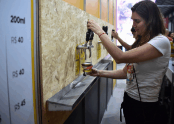 Niterói comemora 452 anos com o Festival Niterói Cervejeiro no Mercado Municipal, oferecendo shows de rock, MPB e blues, gastronomia local e mais de 100 rótulos de cervejas artesanais. Entrada gratuita mediante doação de 1 kg de alimento.