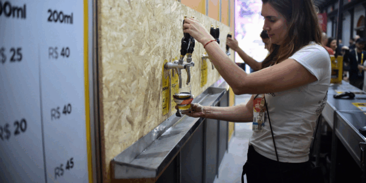 Niterói comemora 452 anos com o Festival Niterói Cervejeiro no Mercado Municipal, oferecendo shows de rock, MPB e blues, gastronomia local e mais de 100 rótulos de cervejas artesanais. Entrada gratuita mediante doação de 1 kg de alimento.