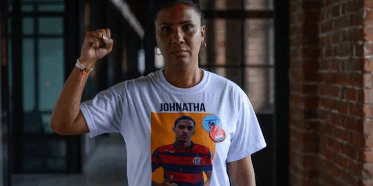 A defensora de direitos humanos Ana Paula Gomes de Oliveira, do Rio de Janeiro, conquista o prêmio Martin Ennals por sua atuação no enfrentamento à violência de Estado e no suporte a famílias afetadas pela letalidade policial.