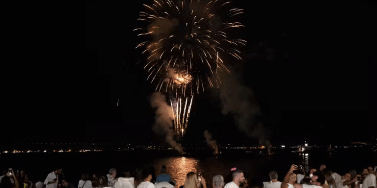 O Rio de Janeiro recebe o Réveillon 2026 com festas que vão de grandes shows públicos à celebrações sofisticadas, incluindo gastronomia premium, open bar e experiências exclusivas à beira-mar.