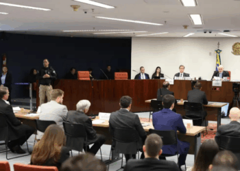 A Primeira Turma do STF rejeitou, por unanimidade, os recursos de Bolsonaro e outros réus do núcleo 1 do golpe, mantendo penas de até 27 anos de prisão e definindo próximos passos para execução das sentenças.