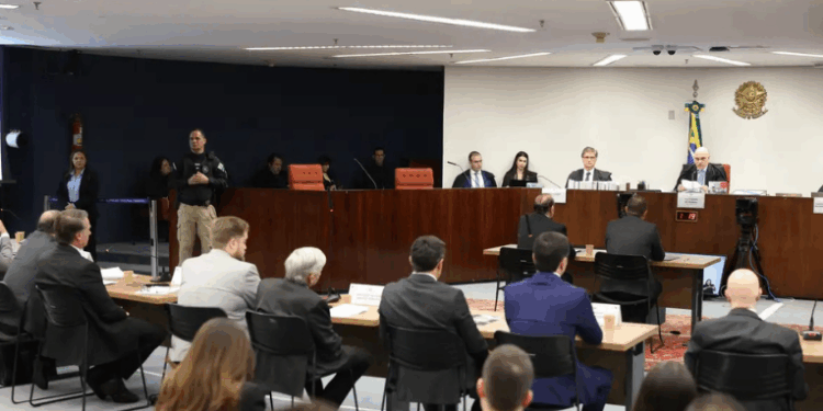 A Primeira Turma do STF rejeitou, por unanimidade, os recursos de Bolsonaro e outros réus do núcleo 1 do golpe, mantendo penas de até 27 anos de prisão e definindo próximos passos para execução das sentenças.