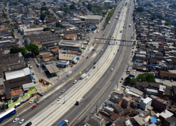 Tiroteio na altura de Irajá, na Avenida Brasil, provoca correria, bloqueios temporários e trânsito lento. PM e Força Nacional reforçam segurança após confronto com criminosos.