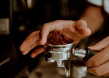 Um estudo internacional indica que uma xícara de café diária pode reduzir em 39% o risco de recorrência de arritmia cardíaca, oferecendo novos insights sobre saúde do coração.