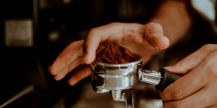 Um estudo internacional indica que uma xícara de café diária pode reduzir em 39% o risco de recorrência de arritmia cardíaca, oferecendo novos insights sobre saúde do coração.