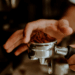 Um estudo internacional indica que uma xícara de café diária pode reduzir em 39% o risco de recorrência de arritmia cardíaca, oferecendo novos insights sobre saúde do coração.