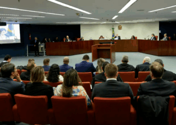 A Primeira Turma do STF retomou o julgamento do Núcleo 3 da trama golpista do governo Bolsonaro, envolvendo militares e policial federal acusados de crimes como organização criminosa e golpe de Estado.