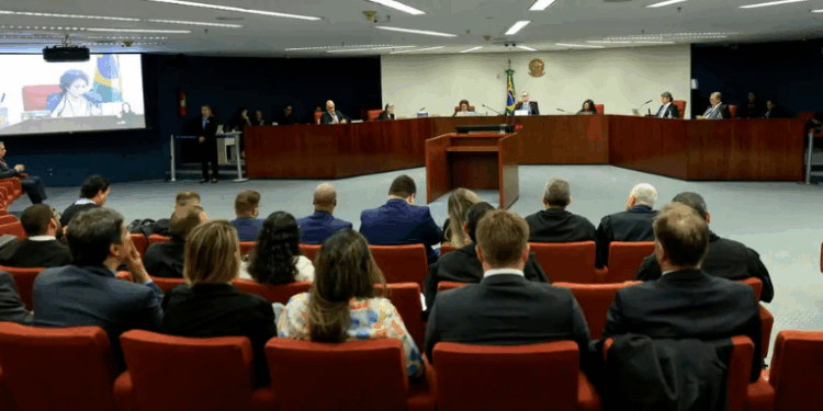 A Primeira Turma do STF retomou o julgamento do Núcleo 3 da trama golpista do governo Bolsonaro, envolvendo militares e policial federal acusados de crimes como organização criminosa e golpe de Estado.