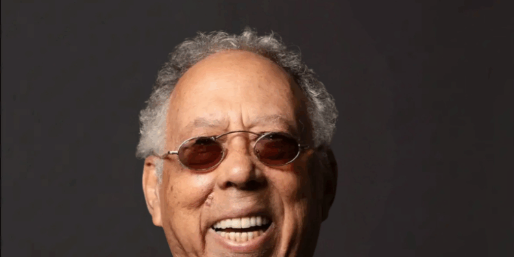 O músico Jards Macalé morreu aos 82 anos no Rio de Janeiro. Conhecido por sua contribuição à MPB e ao cinema, ele será velado nesta terça-feira no Palácio Gustavo Capanema.