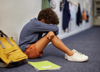 Um menino brasileiro de 9 anos sofreu amputação de pontas dos dedos em escola em Portugal. Família suspeita de motivações racistas e xenófobas. Autoridades investigam o caso.