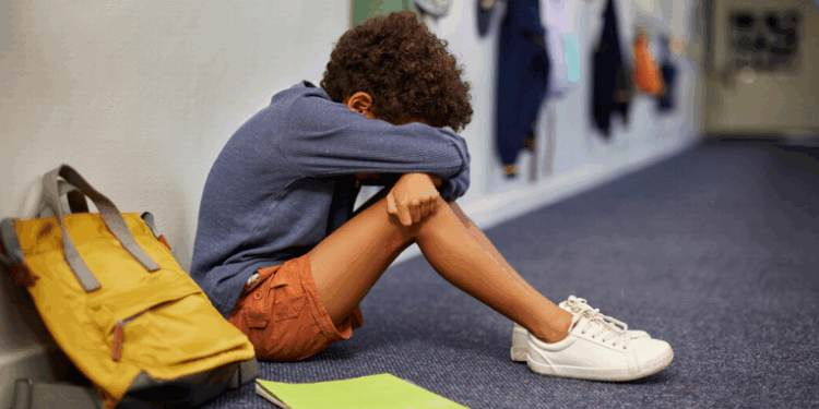 Um menino brasileiro de 9 anos sofreu amputação de pontas dos dedos em escola em Portugal. Família suspeita de motivações racistas e xenófobas. Autoridades investigam o caso.