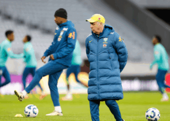 A seleção brasileira fará alterações na equipe titular para o amistoso contra a Tunísia. Gabriel Magalhães é cortado por lesão e Wesley assume a lateral-direita; Militão volta à zaga.
