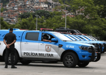 Polícia do Rio de Janeiro prende Cosme Rogério Ferreira Dias, responsável pelo financiamento de barricadas do Comando Vermelho. A ação também resultou na prisão de 16 pessoas e bloqueio de bens milionários.