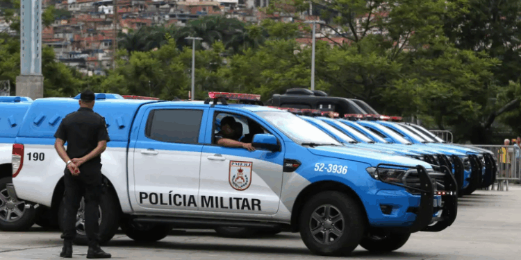 Polícia do Rio de Janeiro prende Cosme Rogério Ferreira Dias, responsável pelo financiamento de barricadas do Comando Vermelho. A ação também resultou na prisão de 16 pessoas e bloqueio de bens milionários.