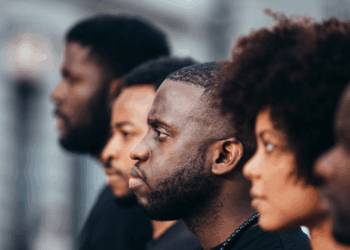 Pesquisa aponta que 52% da população preta e parda no Brasil não sabe como denunciar casos de racismo. Apenas 20% acreditam na efetividade das denúncias, evidenciando barreiras estruturais no combate à discriminação.