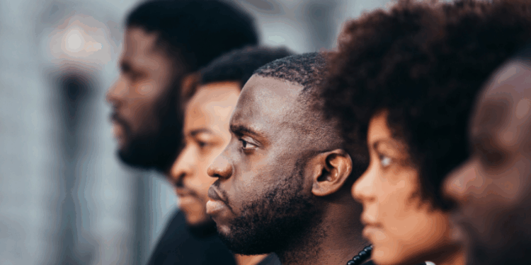Pesquisa aponta que 52% da população preta e parda no Brasil não sabe como denunciar casos de racismo. Apenas 20% acreditam na efetividade das denúncias, evidenciando barreiras estruturais no combate à discriminação.