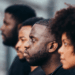 Pesquisa aponta que 52% da população preta e parda no Brasil não sabe como denunciar casos de racismo. Apenas 20% acreditam na efetividade das denúncias, evidenciando barreiras estruturais no combate à discriminação.