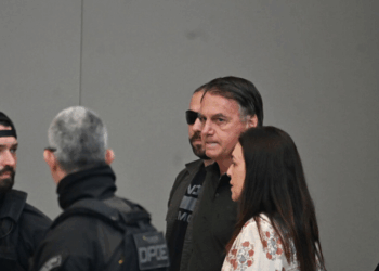 Ministro Alexandre de Moraes rejeita pedido de avaliação médica de Jair Bolsonaro para cumprimento de pena na Papuda. Parlamentares e jornalistas criticam a decisão, destacando riscos à saúde do ex-presidente.
