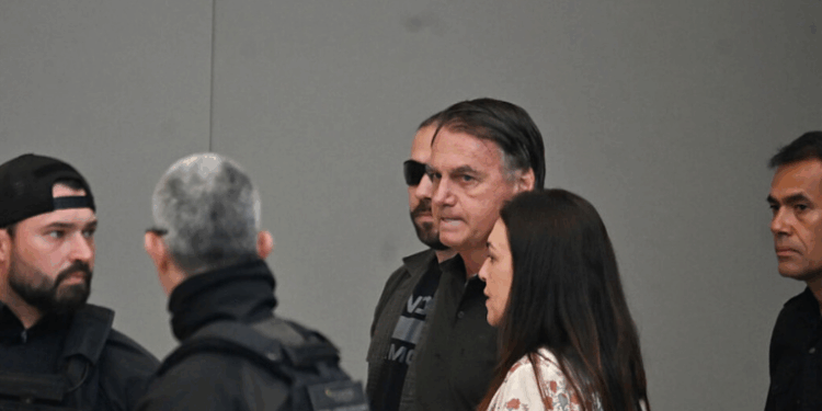 Ministro Alexandre de Moraes rejeita pedido de avaliação médica de Jair Bolsonaro para cumprimento de pena na Papuda. Parlamentares e jornalistas criticam a decisão, destacando riscos à saúde do ex-presidente.