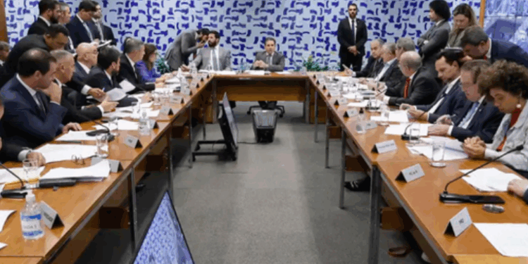 Governo federal alerta para pontos polêmicos do Projeto de Lei Antifacção, incluindo atuação da Polícia Federal e aplicação da Lei Antiterrorismo, enquanto Câmara busca consenso para votação.