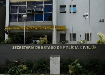 Um garoto de 12 anos foi baleado na perna na Escola Municipal Hélio Smidt, na Maré, durante operação policial. Três suspeitos foram mortos, um preso e armas apreendidas.