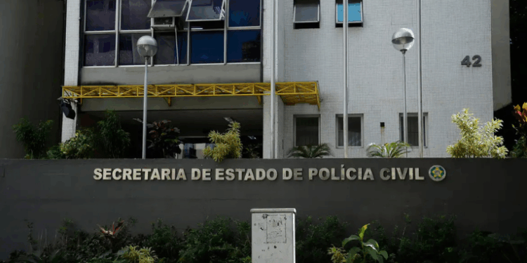 Um garoto de 12 anos foi baleado na perna na Escola Municipal Hélio Smidt, na Maré, durante operação policial. Três suspeitos foram mortos, um preso e armas apreendidas.