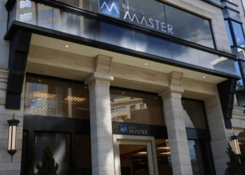 Após liquidação do Banco Master, investidores enfrentam golpes que prometem antecipação de ressarcimento do FGC. Especialistas orientam a usar apenas canais oficiais e desconfiar de ofertas suspeitas.