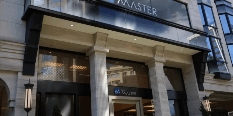 Após liquidação do Banco Master, investidores enfrentam golpes que prometem antecipação de ressarcimento do FGC. Especialistas orientam a usar apenas canais oficiais e desconfiar de ofertas suspeitas.