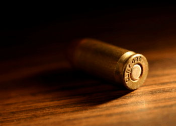 Relatório de outubro de 2025 do ISP aponta aumento de crimes violentos no Rio de Janeiro, com 426 mortes, mas destaca recorde de apreensão de fuzis e queda significativa em roubos patrimoniais.