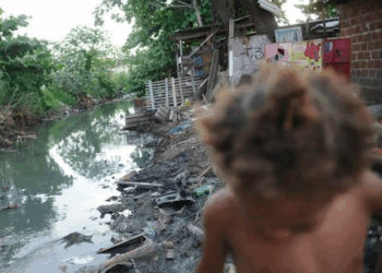 Relatório do Unicef mostra que 417 milhões de crianças em 130 países enfrentam múltiplas privações. Apesar de avanços, desigualdades regionais e cortes em ajuda humanitária ampliam vulnerabilidades.