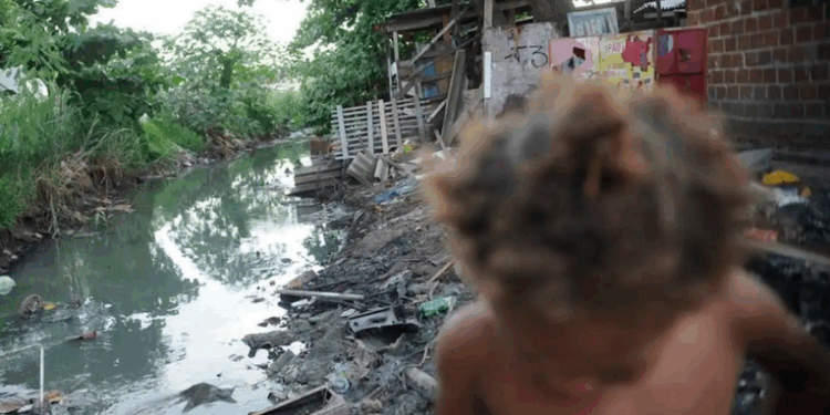 Relatório do Unicef mostra que 417 milhões de crianças em 130 países enfrentam múltiplas privações. Apesar de avanços, desigualdades regionais e cortes em ajuda humanitária ampliam vulnerabilidades.