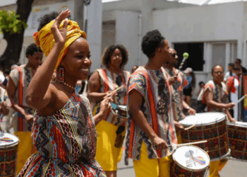 Avenida Presidente Vargas, no Rio de Janeiro, se transforma em palco de celebrações do Dia da Consciência Negra, com música, dança, culinária afro-brasileira e debates sobre reparação histórica e economia preta.