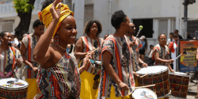 Avenida Presidente Vargas, no Rio de Janeiro, se transforma em palco de celebrações do Dia da Consciência Negra, com música, dança, culinária afro-brasileira e debates sobre reparação histórica e economia preta.