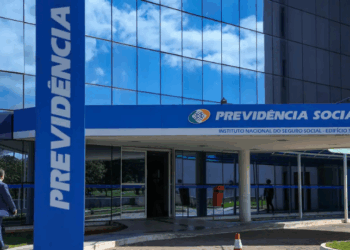 Relatora no STF vota contra extensão de gratificação do INSS a inativos e reforça vínculo com avaliação funcional.