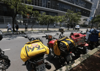 Prefeitura de São Paulo recorre ao TJ-SP para adiar em 120 dias a liberação do mototáxi, alegando necessidade de debate público, estudos viários e fortalecimento da rede de emergência. Pedido mantém proibição até abril se aceito.