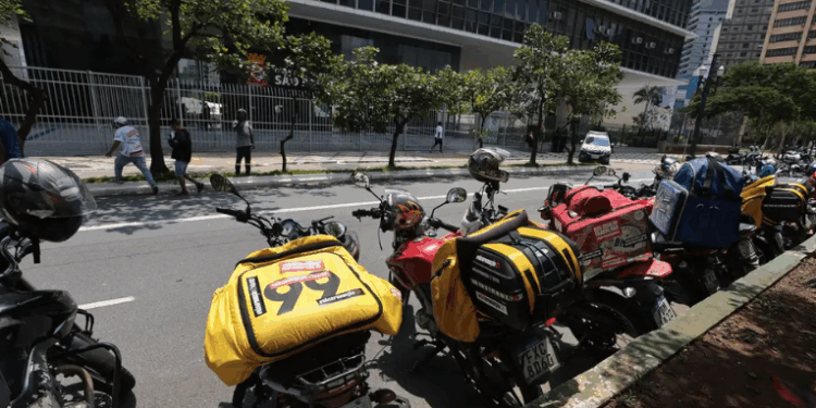 Prefeitura de São Paulo recorre ao TJ-SP para adiar em 120 dias a liberação do mototáxi, alegando necessidade de debate público, estudos viários e fortalecimento da rede de emergência. Pedido mantém proibição até abril se aceito.